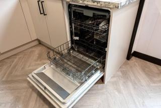 Elegant 4-Bedroom Getaway - Parking for 4 cars - Birmingham - 8