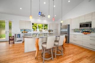 Luxe Meets Whimsy – Bold Artistic Island Home w Lanai ViewsHeated Pool and Outdoor Showers - Lahaina - 7