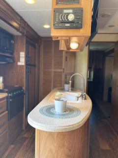 Flex RV, quiet acreage location, close to town - Nisku - 5