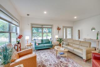 Less Than 1 Mi to Dtwn Pine Island Updated Home with Yard! - - 6
