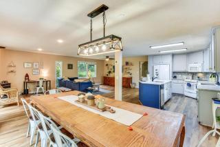 Waterfront CasAbella Cottage with Kayaks and Fishing - 4