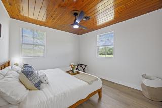 Whispering Oak- Lakefront Cabin Retreat - 8