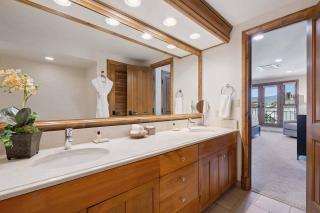 Hyatt Condominium 01 by East West Hospitality - 4