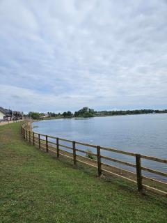 Cosy 3 Bedroom Bungalow with Private Parking and Rear Garden - Milton Keynes - 0