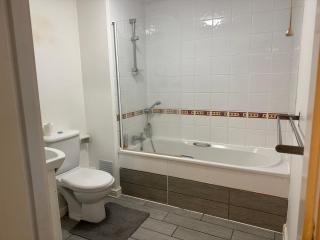 Spacious Tidy Room - Cardiff - 2