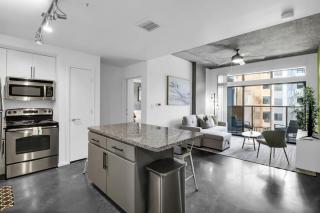 Centric 2BR In HEART of DTPHX Free Garage Parking - Phoenix - 4