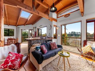 Treetop Hideaway - Taupo Holiday Home - 3