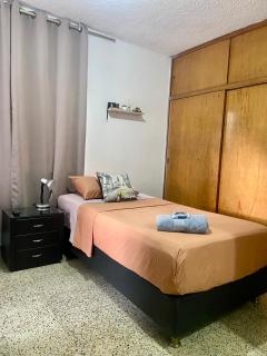 Amplia habitación con balcón y baño privado - Bucaramanga - 5