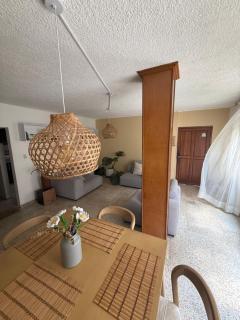 Amplia habitación con balcón y baño privado - 2
