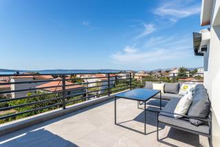 B luxury apt near beach w big terrace & sea view - 0