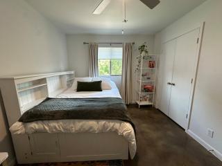Royal Retreat - Cozy Luxe 2BR Near Downtown - 9
