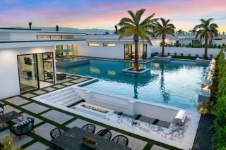 Sleeps 18 Spacious Retreat Pool Firepit Hot Tub Retreat Bravo Villa 4 by AvantStay - Indio - 0