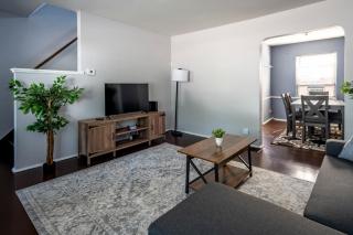 Cozy 2BR Retreat with Workspace - Washer and Dryer - Kettering - 9
