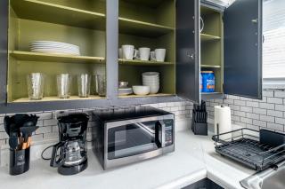 Cozy 2BR Retreat with Workspace - Washer and Dryer - Kettering - 1