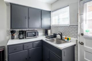 Cozy 2BR Retreat with Workspace - Washer and Dryer - Kettering - 2