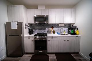 House of Hoops Luxe 2 Bed Condo in Hollywood - Los Angeles - 6