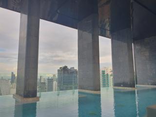 Soi Cowboy Terminal 21 one minute walk to BTS and MRT Coworking meeting room and desk and office chair - 0
