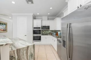 Tropical Oasis with heated saltwater pool, 1 mile to Delnor Wiggins State park beach and 2 miles to Vanderbilt Beach - 3