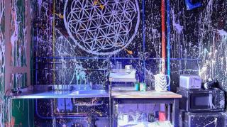 Electric Bohemian Escape - Artistic One-Bedroom Hideaway with Bathtub & Bold Vibes - 7