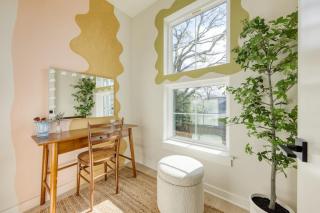 2 New Townhomes w Balcony Mins to Broadway Sleeps 16 98 Degrees The Stage - 7