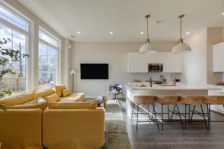 2 New Townhomes w Balcony Mins to Broadway Sleeps 16 98 Degrees The Stage - 6