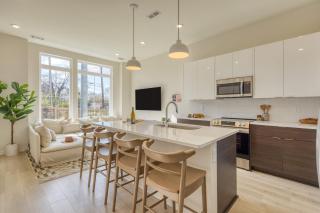 Sleeps 16 2 Modern Townhomes Minutes to Broadway Lischey 98 Degrees by AvantStay - 0