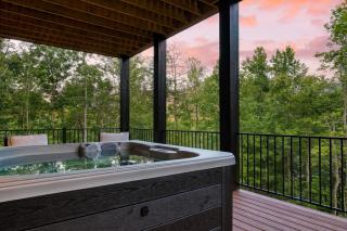 Luxe Cabin w Hot Tub Views Game Room – Sleeps 10 Do Good Holler by AvantStay - 9