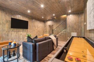 Luxe Cabin w Hot Tub Views Game Room – Sleeps 10 Do Good Holler by AvantStay - 6