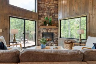Luxe Cabin w Hot Tub Views Game Room – Sleeps 10 Do Good Holler by AvantStay - Cosby - 4