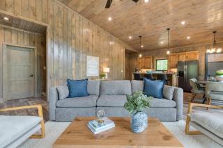 Luxe Cabin w Hot Tub Views Game Room – Sleeps 10 Do Good Holler by AvantStay - 1