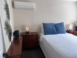 Oceanside Bungalow, Walk to Beach & Pier, Private Hot Tub, Beach Gear - Oceanside - 0
