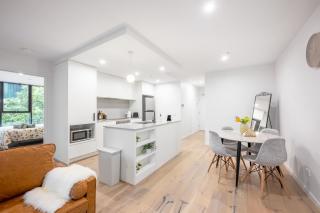 CBR CBD,Stylish 2BR Parkside Retreat w 2 parking - 1