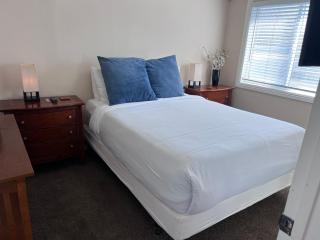 Oceanside Bungalow, Walk to Beach & Pier, Private Hot Tub, Beach Gear - Oceanside - 5