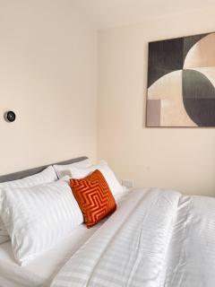 Stylish 4BR Apt Serene and Central - 3