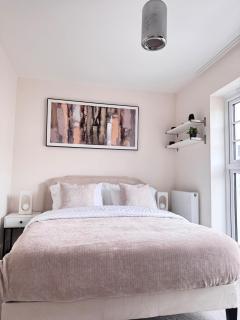 Stylish 4BR Apt Serene and Central - Burghfield - 9