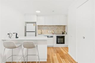 Central Apartment w Pool, Gym n Free Parking - 9