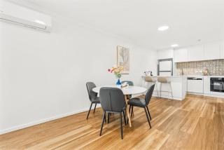 Central Apartment w Pool, Gym n Free Parking - 5