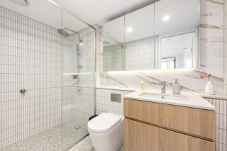 Dickson Stylish 2BR Retreat w Views n Parking - 8