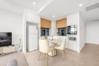 Cozy Lyneham Retreat, Views, Gym n Free Parking - 7