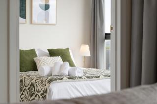 Cozy Lyneham Retreat, Views, Gym n Free Parking - 1