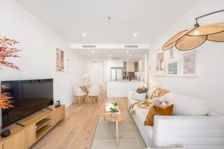 Elegant CBD Stay, Comfort n Style Apt w Parking - 1