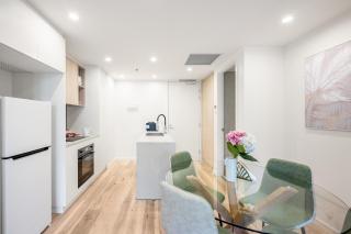 Mountain View Retreat w Tub n Tranquility in CBD - 6