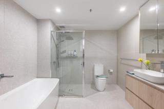 Mountain View Retreat w Tub n Tranquility in CBD - 5