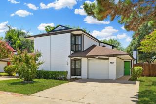 Arlington Entertainment District Home Green & White Door - Arlington - 9