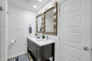 Arlington Entertainment District Home Green & White Door - Arlington - 7