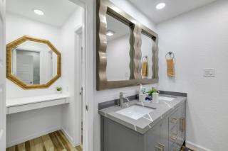 Arlington Entertainment District Home Green & White Door - Arlington - 1