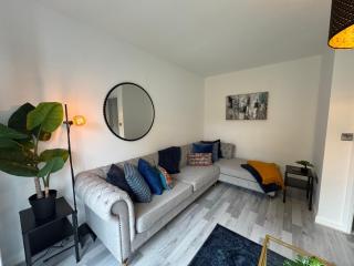 Elegant & Modern 3 bed home with private drive - Broughton - 2