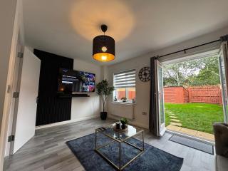 Elegant & Modern 3 bed home with free parking & WiFi - sleeps 8 - 0