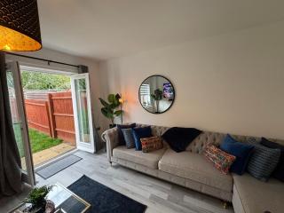 Elegant & Modern 3 bed home with free parking & WiFi - sleeps 8 - 8