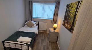 4 Bedroom Flat - Sleeps 5 - Free Parking & Wifi - Warwickshire - 1